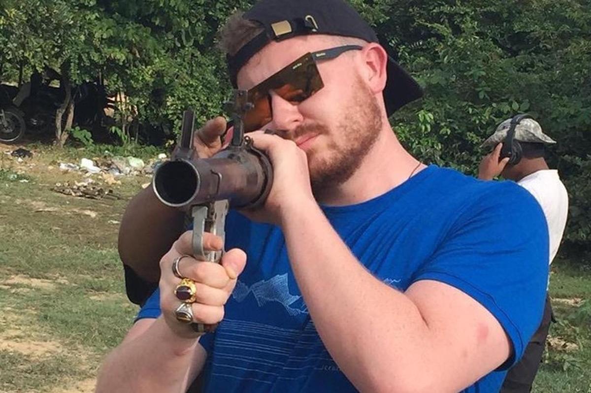 muž držící v ruce fotoaparát