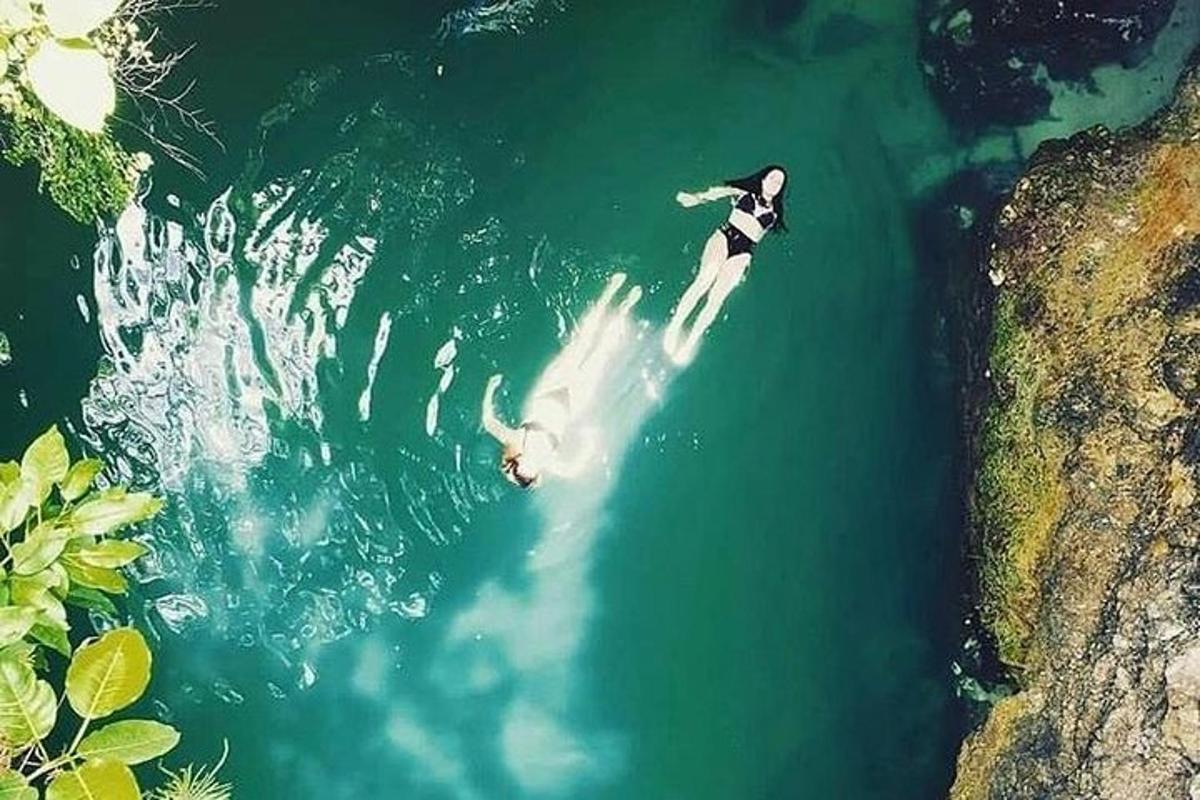 o persoană care călărește o placă de surf în apă