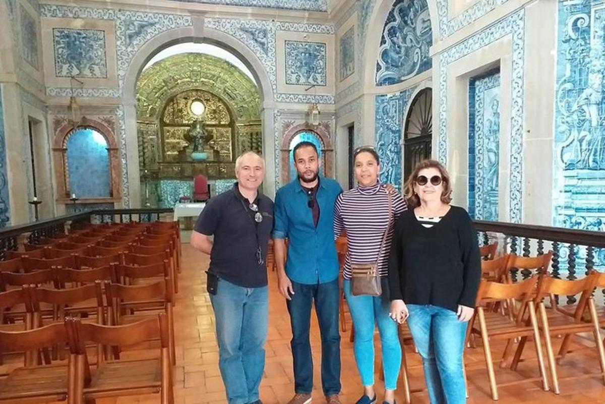 egy csoport ember áll egy templomban