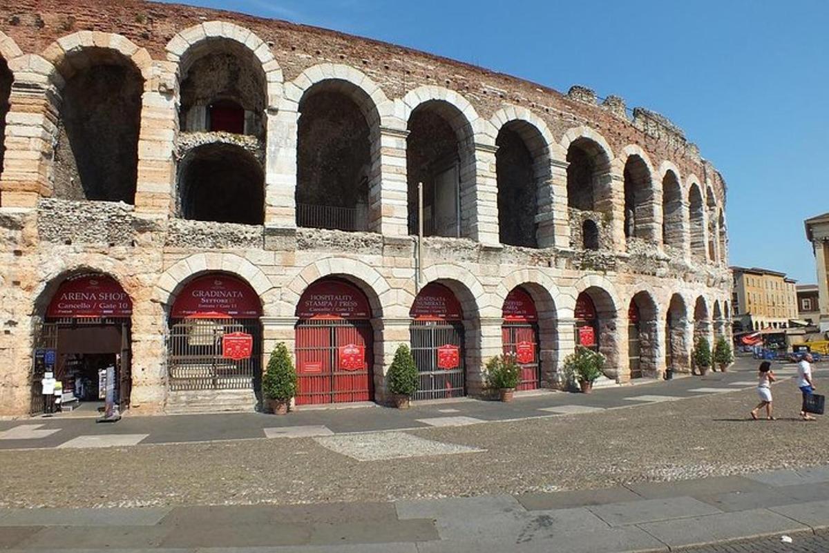 un grande edificio in mattoni con porte e finestre rosse