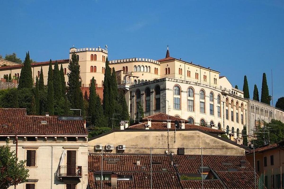 velika bela stavba z rdečimi strehami in drevesi