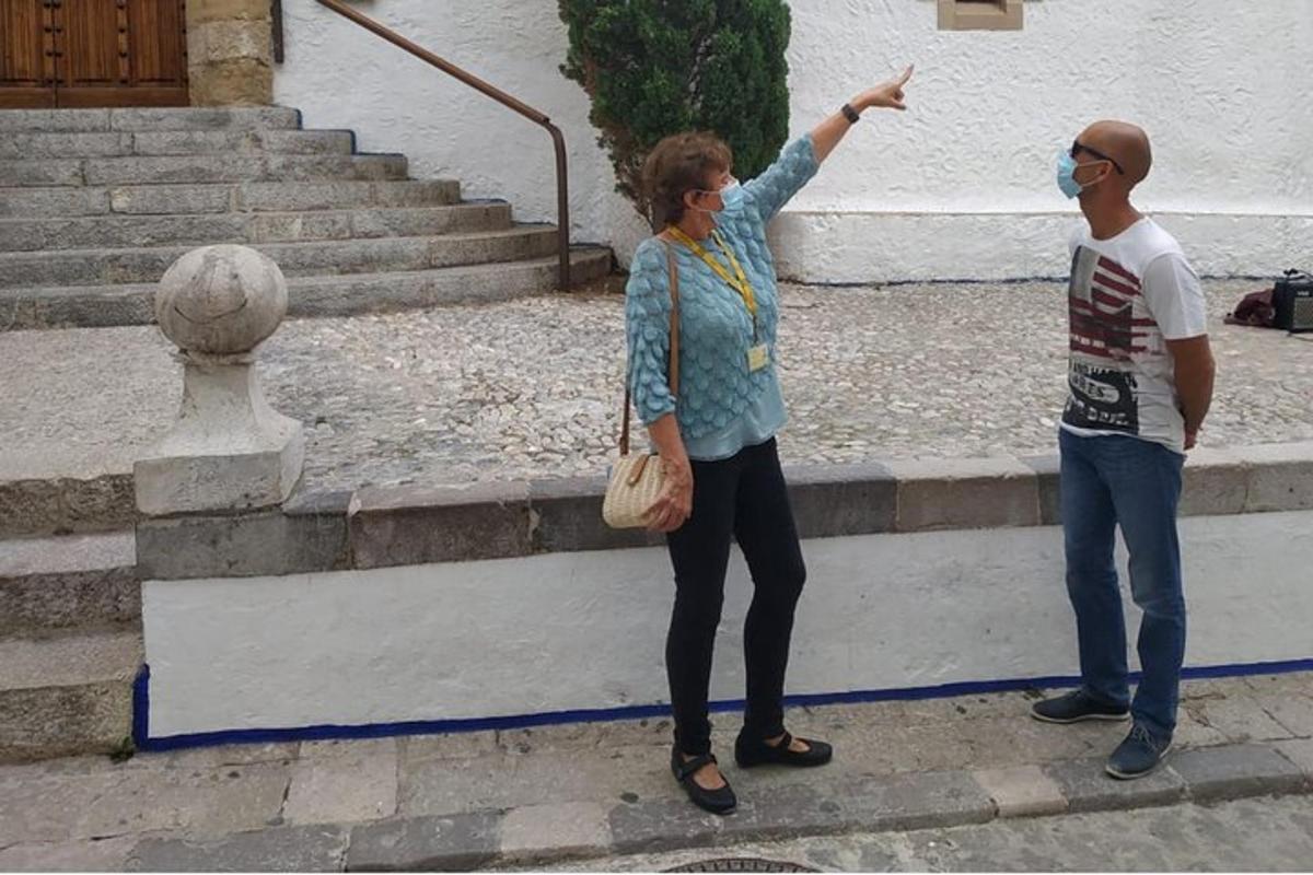 un uomo e una donna in piedi su alcune scale