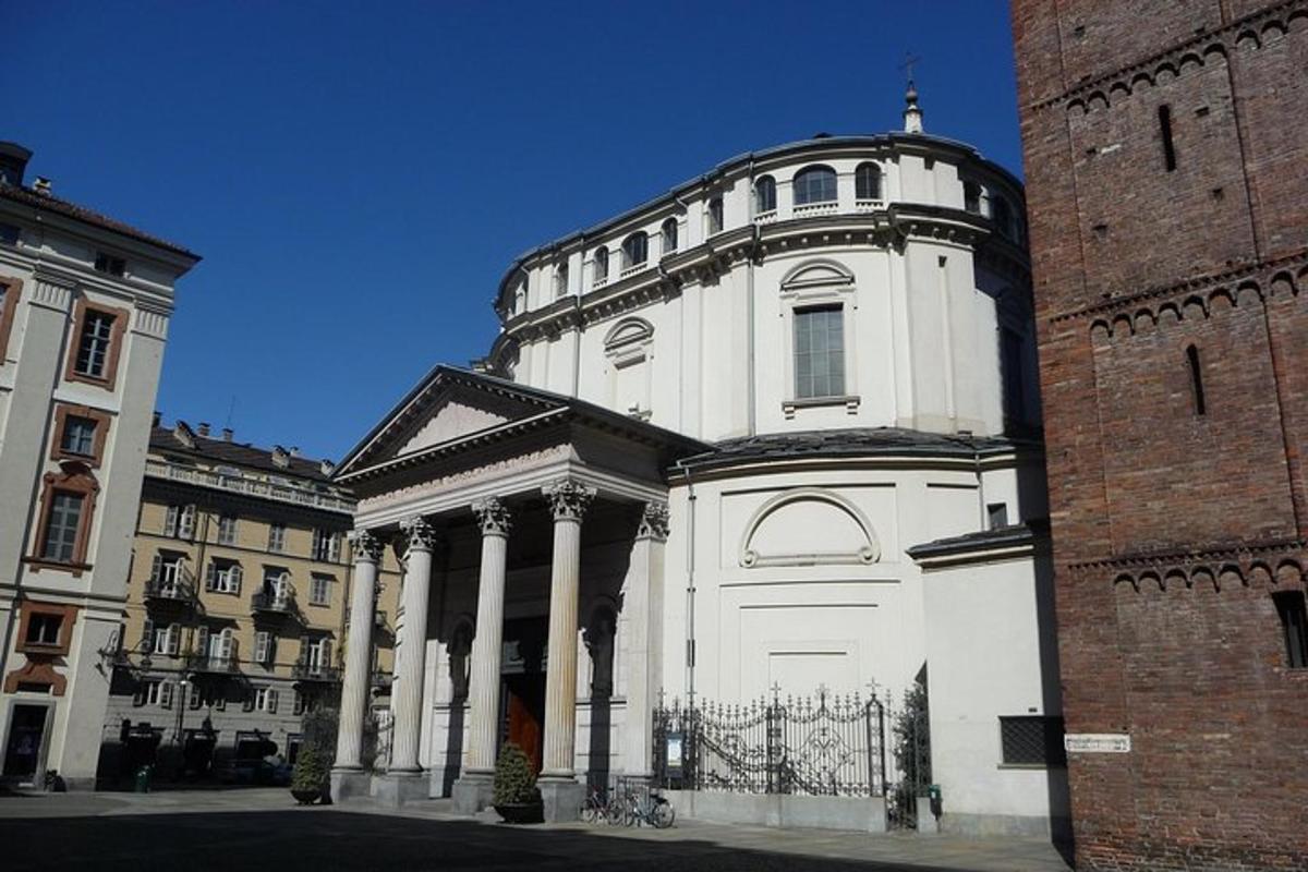 un grande edificio bianco con una torre con colonne