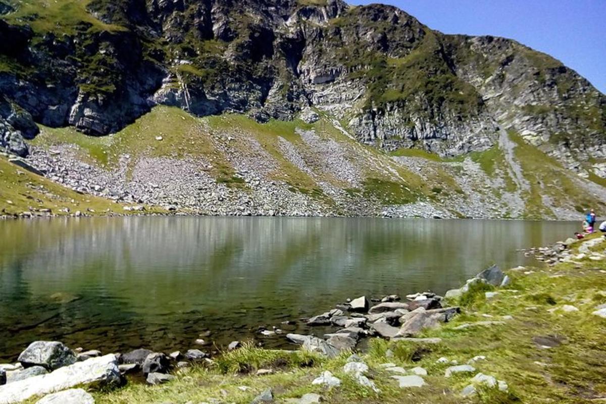 uno specchio d'acqua di fronte a una montagna