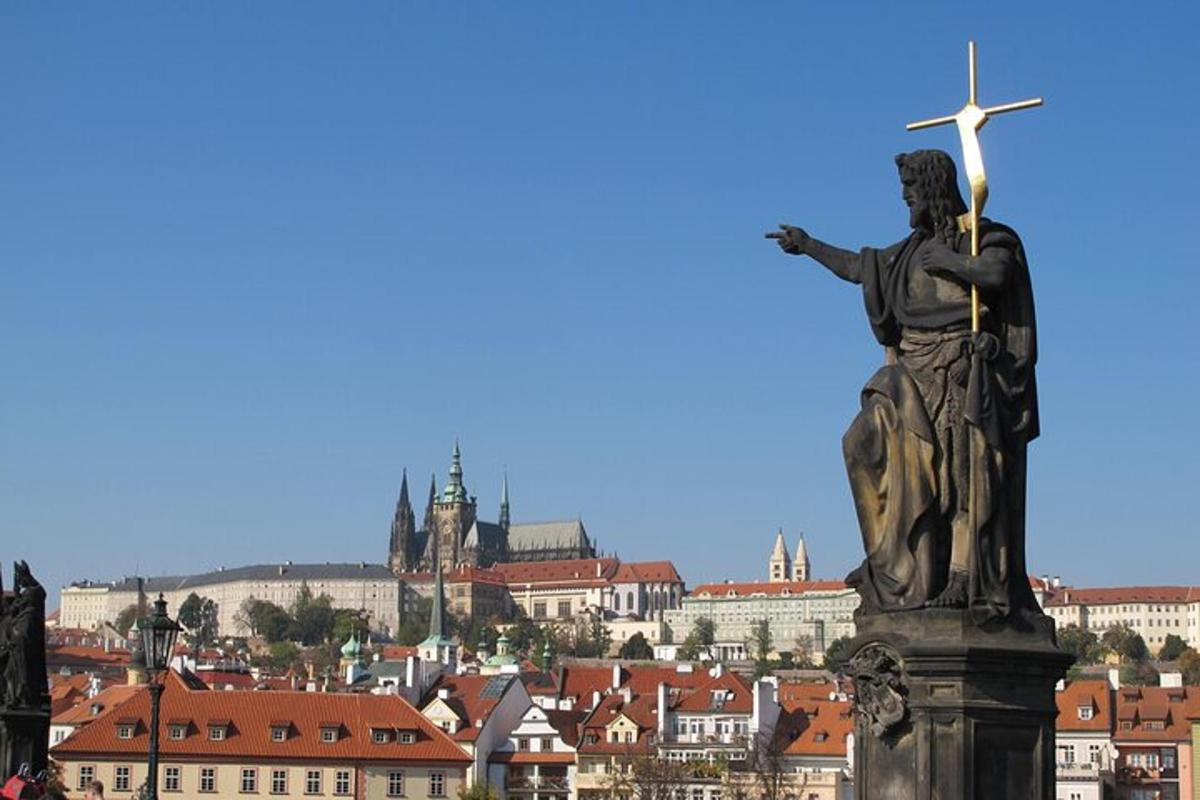 kip moškega, ki drži križ in mesto