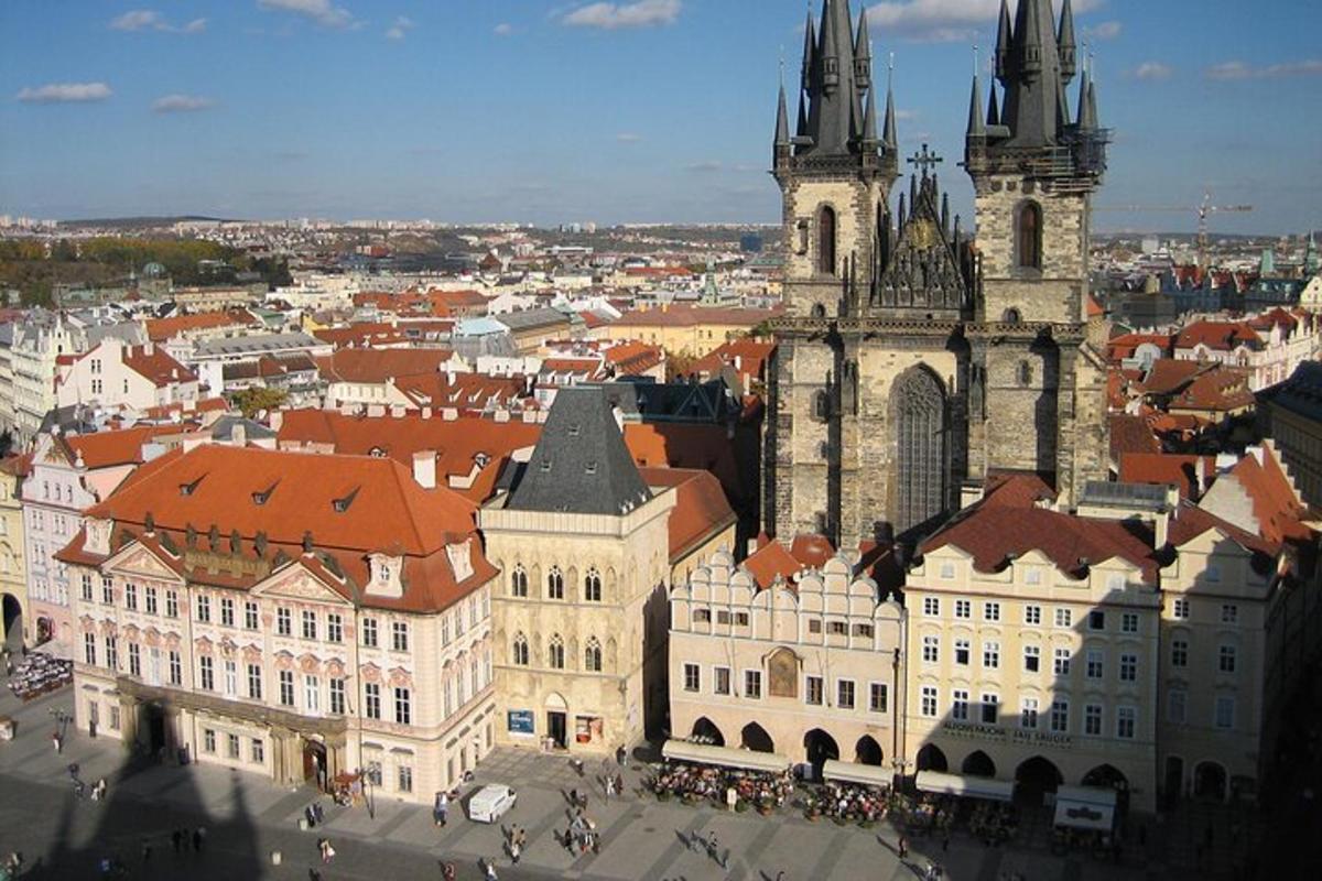 Zračni pogled na veliko katedralo in stavbe