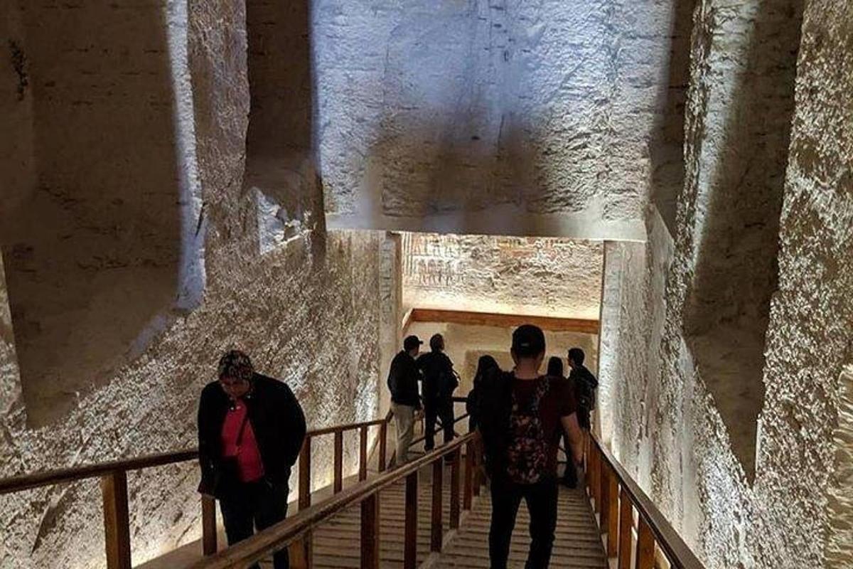 skupina lidí jdoucích po schodišti v tunelu