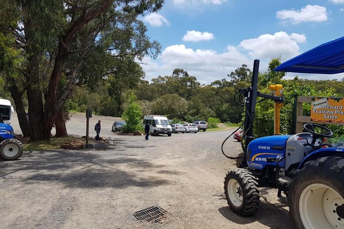 Un tractor azul estacionado al costado de una carretera