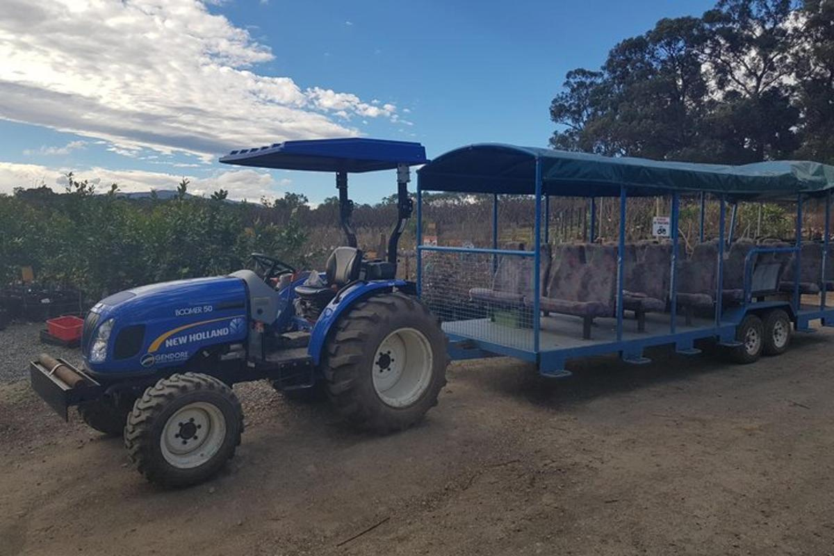 Un tractor azul que tira de un remolque con una cubierta azul.