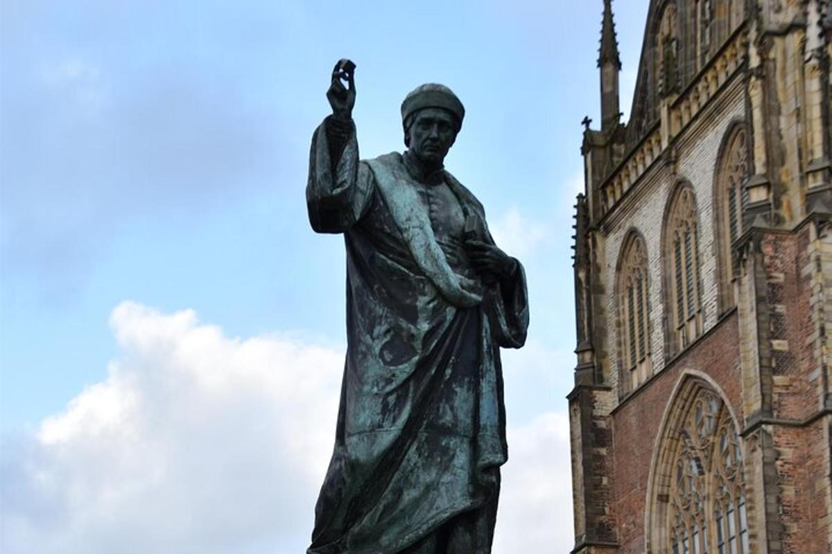 uma estátua em frente a um prédio