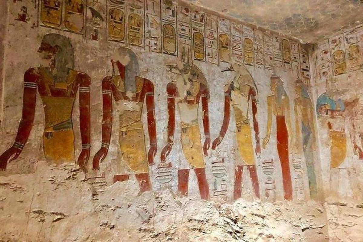 un dipinto di un gruppo di persone su un muro