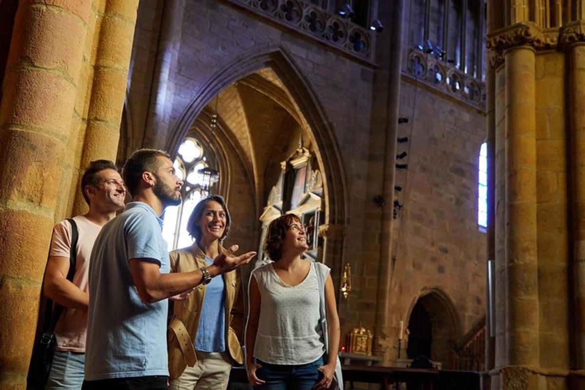 μια ομάδα ανθρώπων που στέκονται σε μια εκκλησία