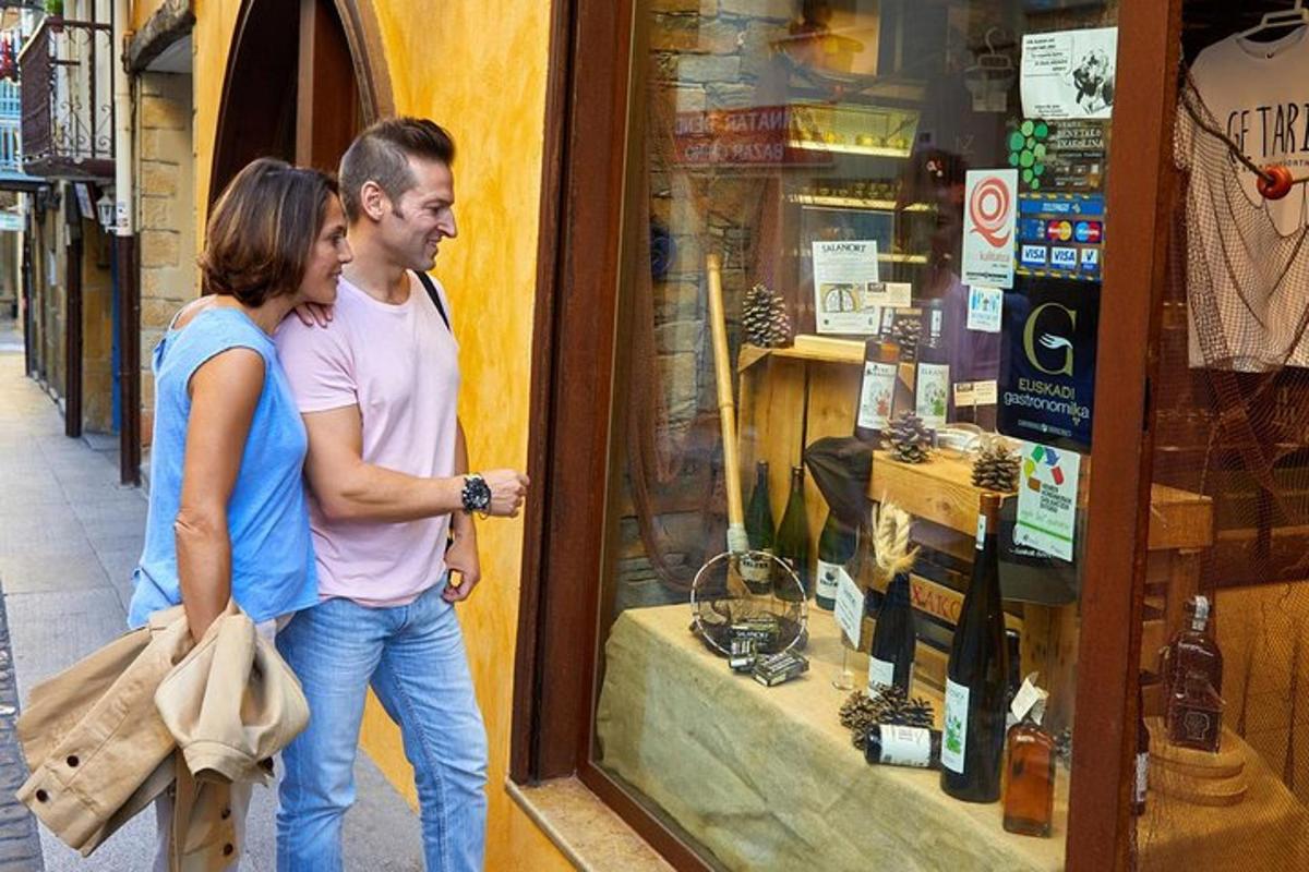 ένας άντρας και μια γυναίκα κοιτάζουν σε μια βιτρίνα καταστήματος