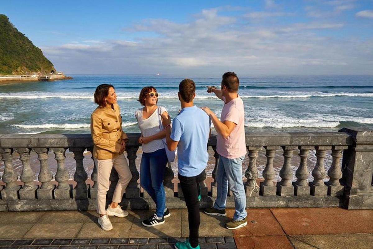 skupina lidí stojících na zdi a dívajících se na oceán