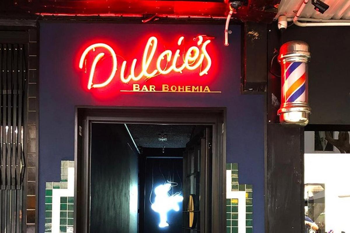un'insegna al neon per un bar sul lato di un edificio