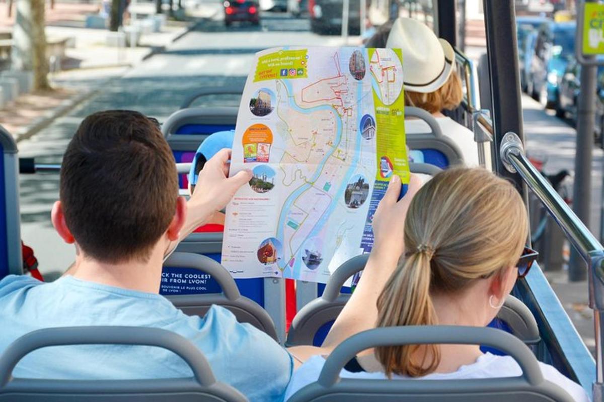 en gruppe mennesker som sitter på en buss og leser et kart