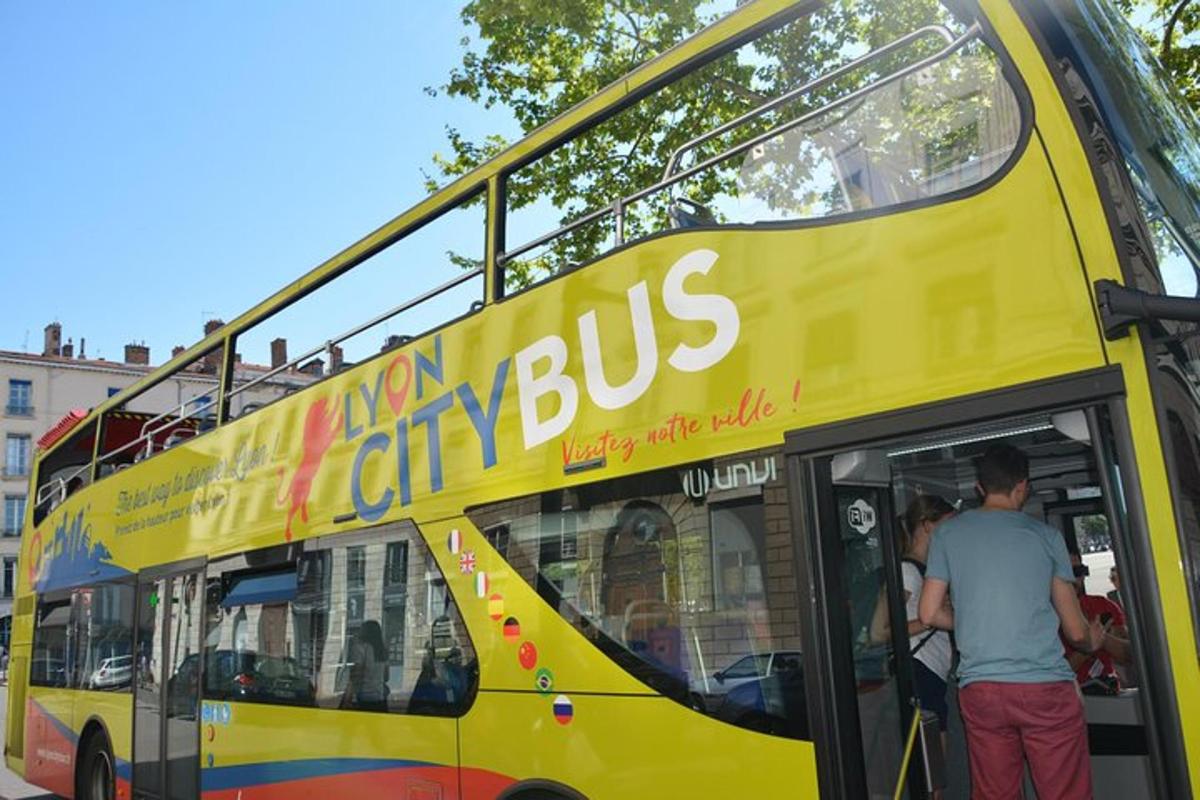 un autobuz galben cu etaj parcat pe stradă