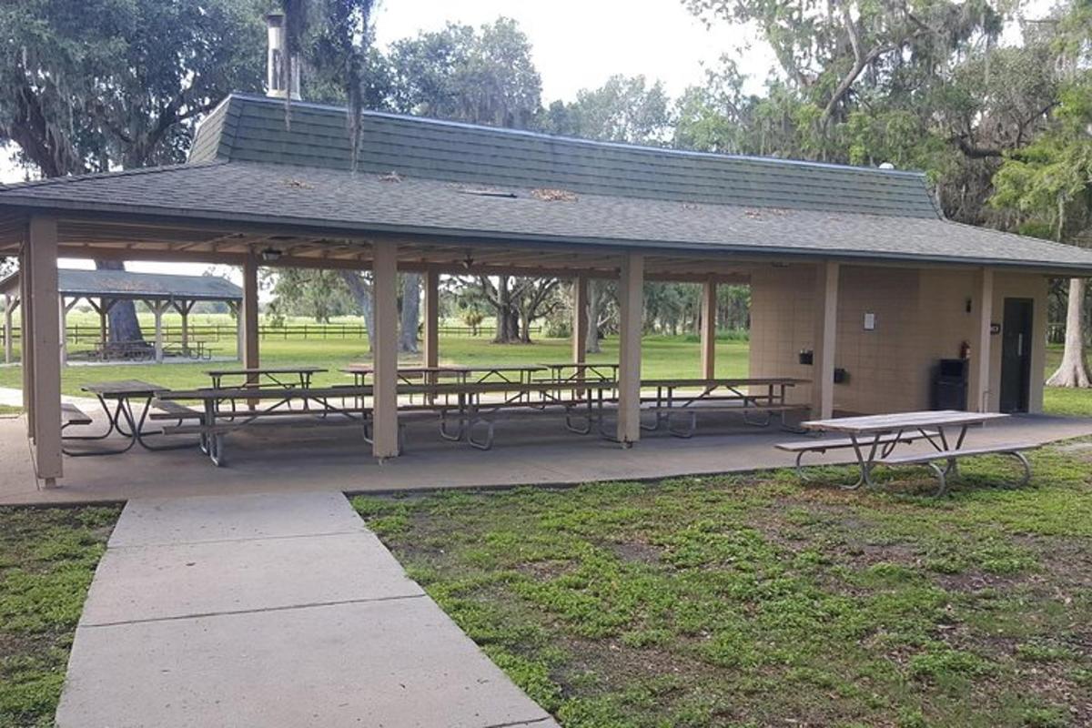 pargis asuv piknikulaudadega paviljon