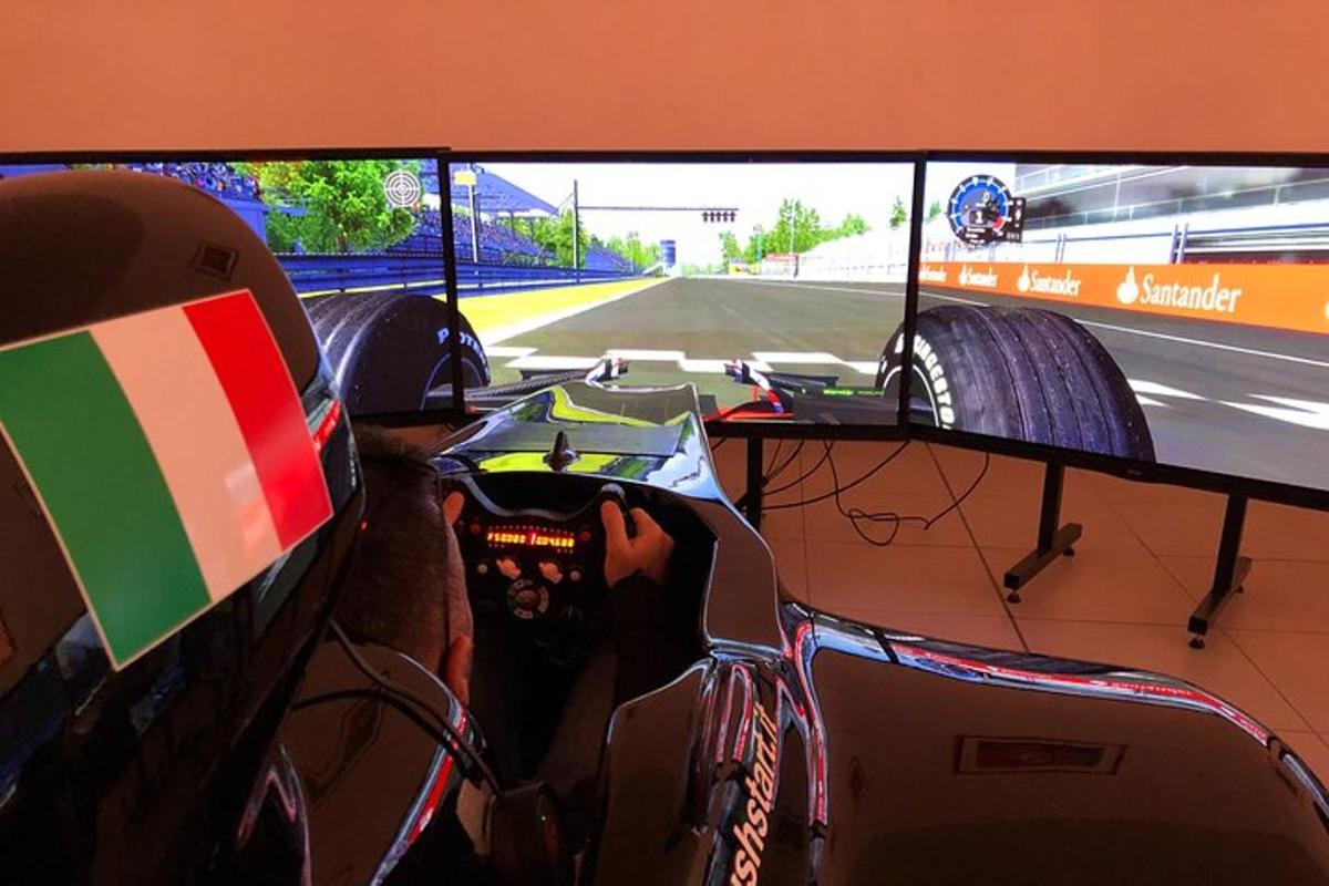une personne conduisant une voiture de course sur une piste de course