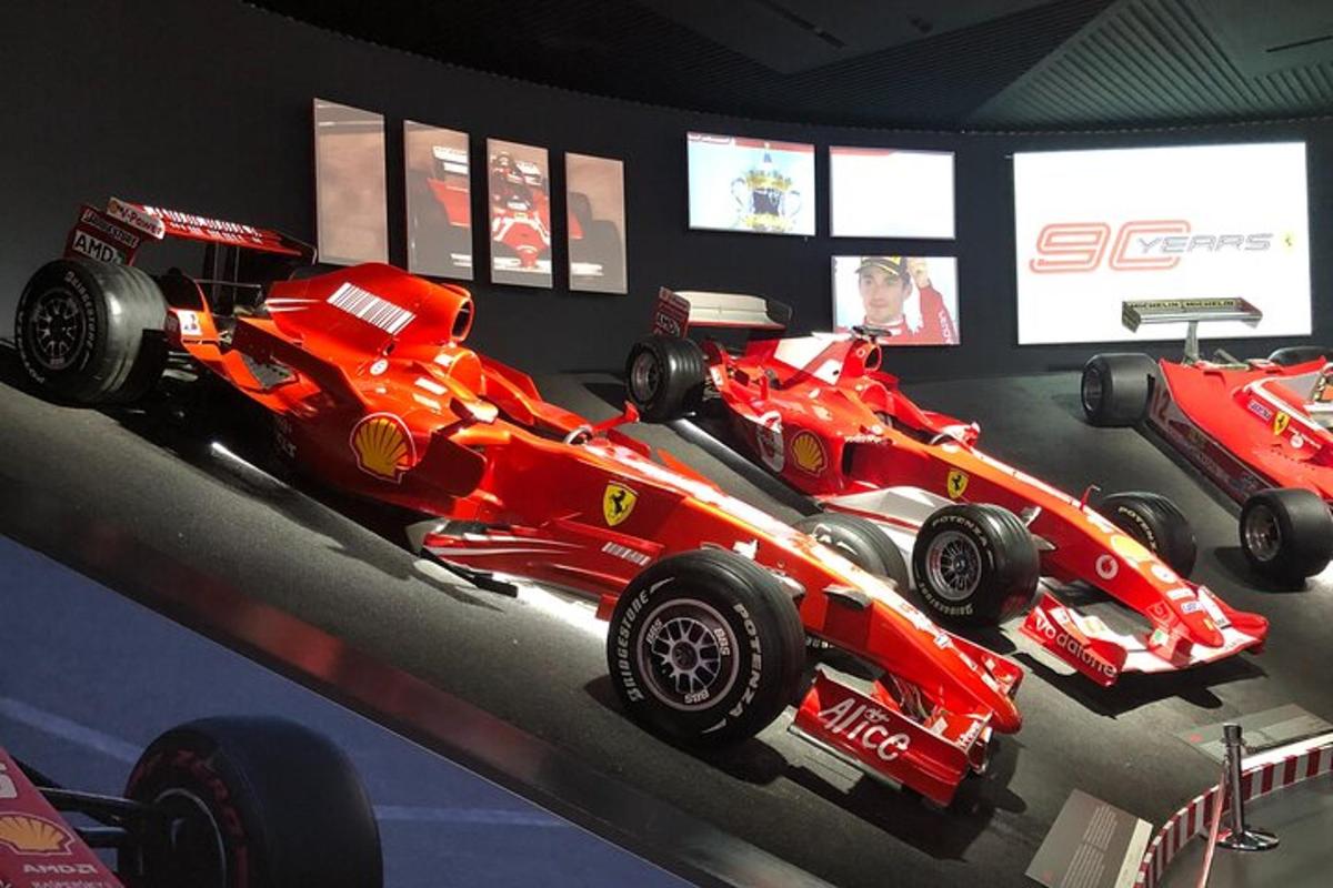 isang grupo ng mga race car na naka-display sa isang museo
