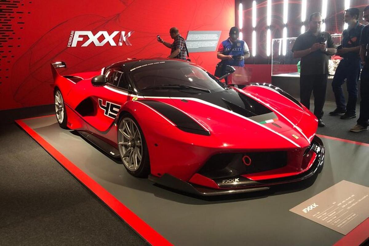 Un coche rojo y negro en exhibición en una habitación.