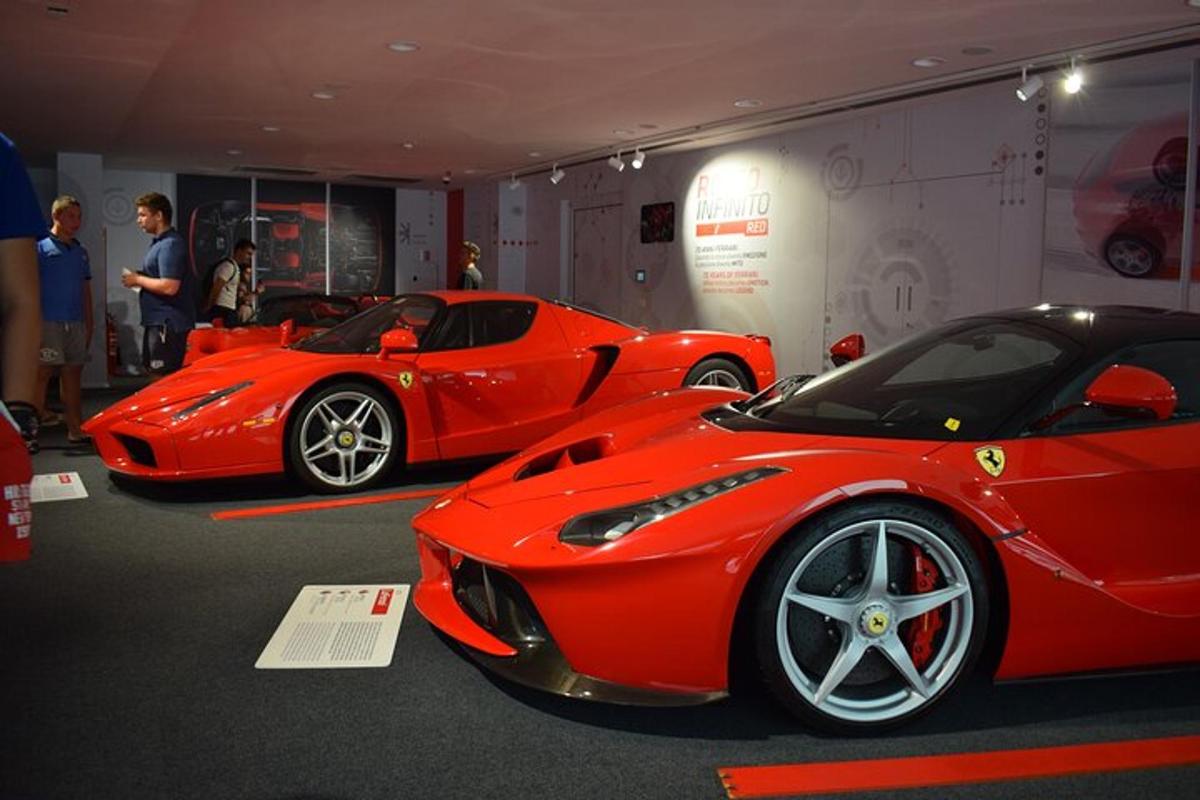 Dos coches deportivos rojos aparcados en un garaje