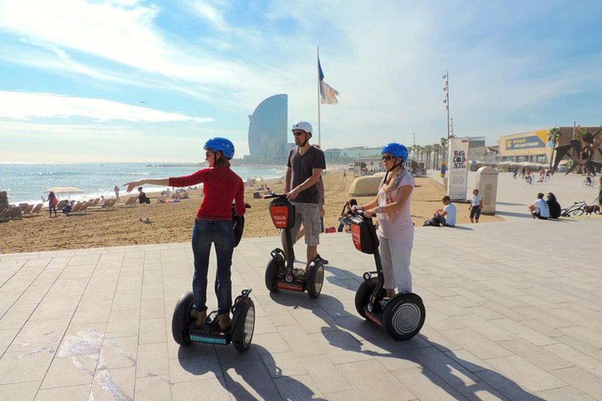 kolmeliikmeline grupp sõidab rannas segwaydel
