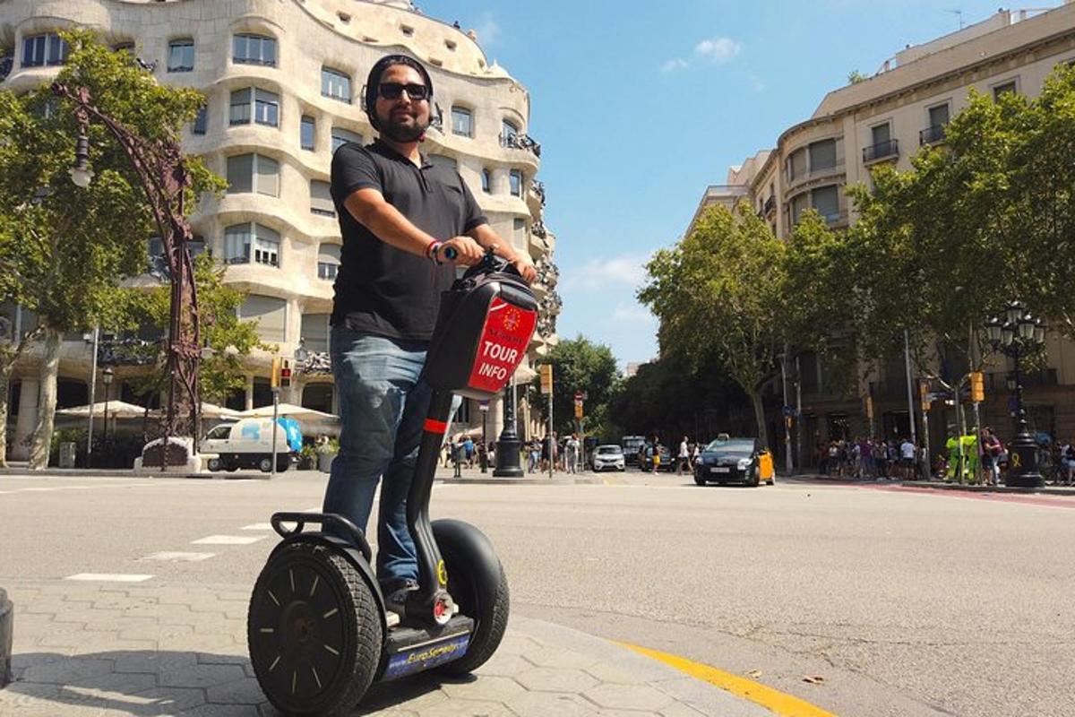 Ένας άντρας που οδηγεί σκούτερ σε έναν δρόμο της πόλης