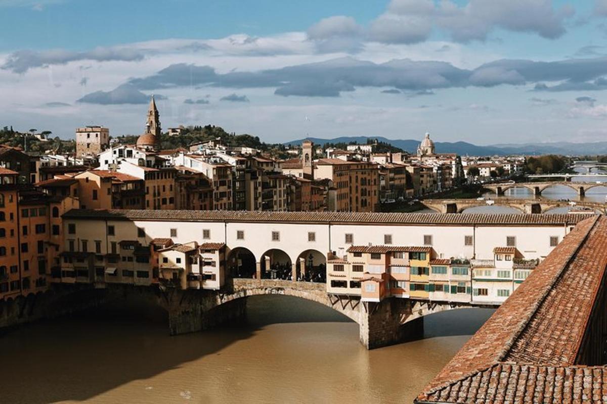 uma ponte sobre um rio em uma cidade