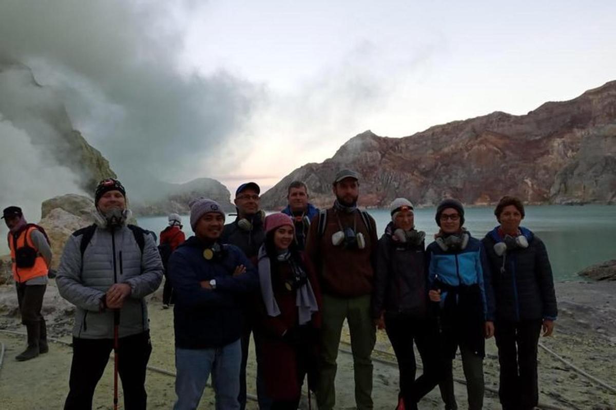 eine Gruppe von Menschen posiert für ein Foto vor einem Berg