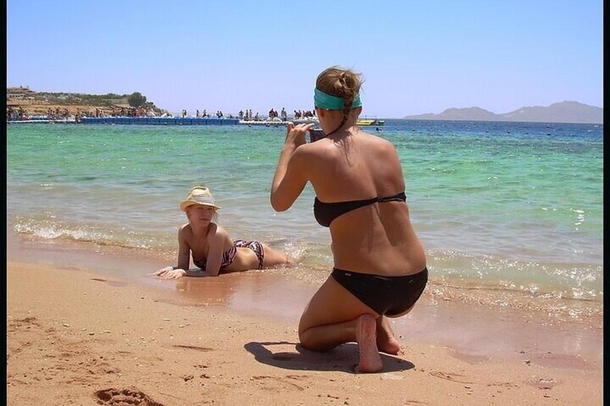 dwie kobiety w strojach kąpielowych na plaży