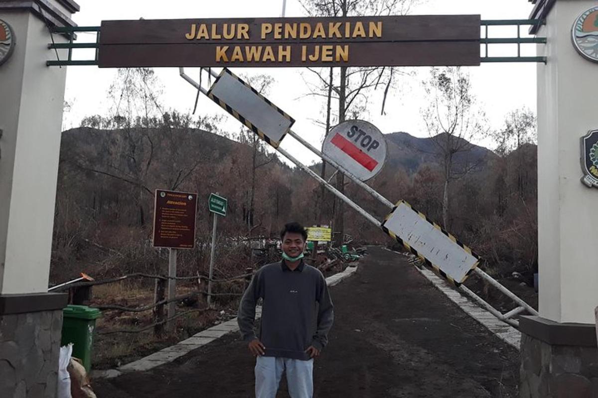 Ein Mann steht vor einem Schild mit der Aufschrift „K Yawnuana Pakistan“