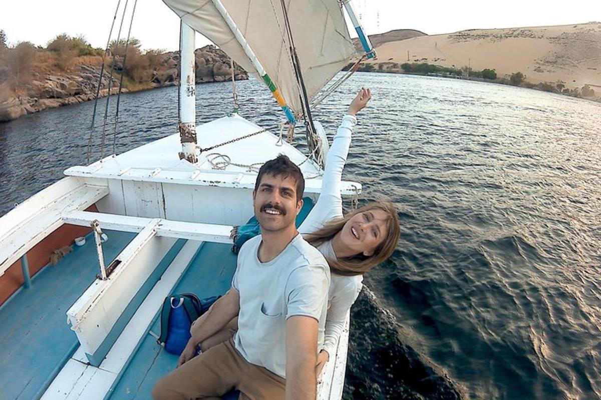 egy férfi és egy nő ül egy csónakban