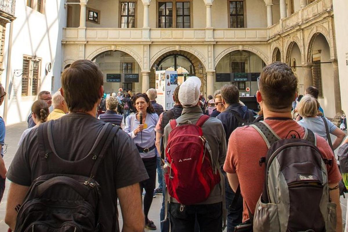 una multitud de persones que estan dretes fora d'un edifici