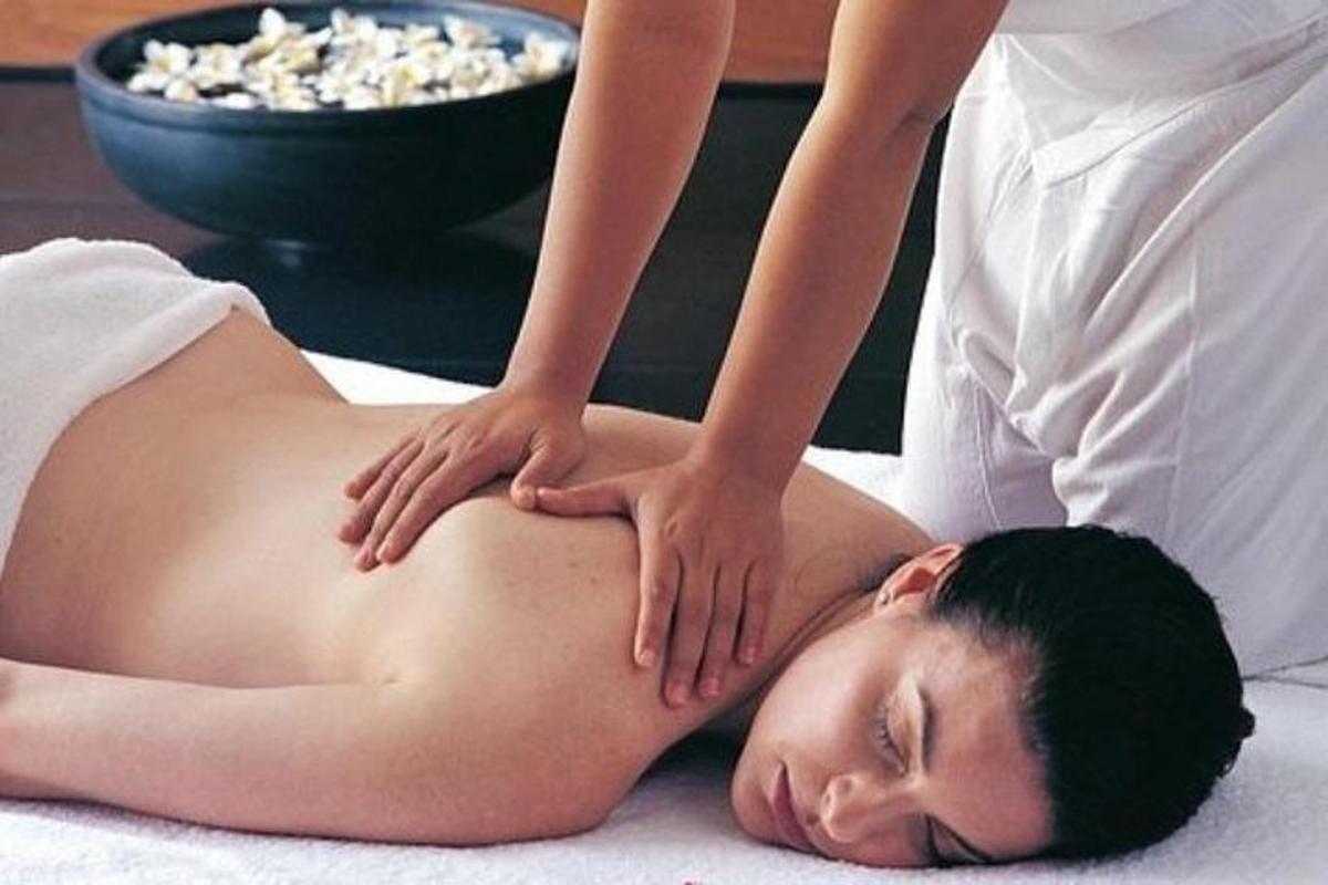 muž dostává masáž od terapeuta