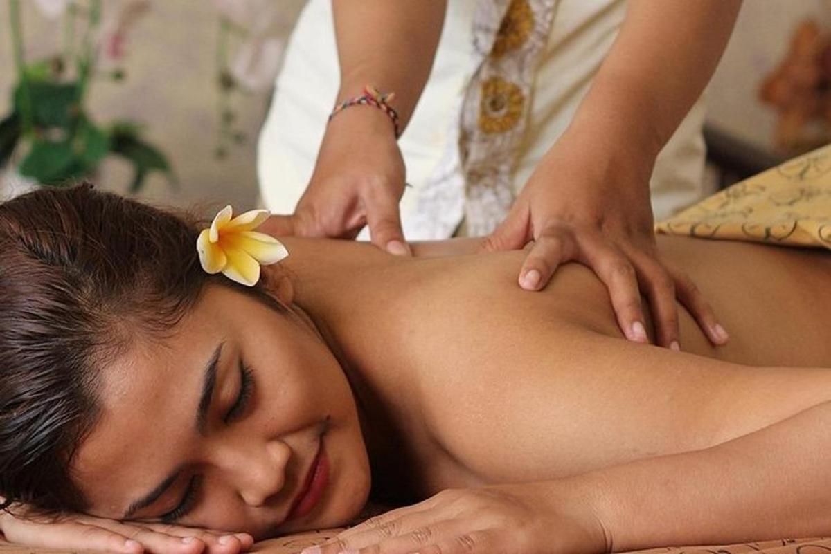 žena dostávající masáž od terapeuta
