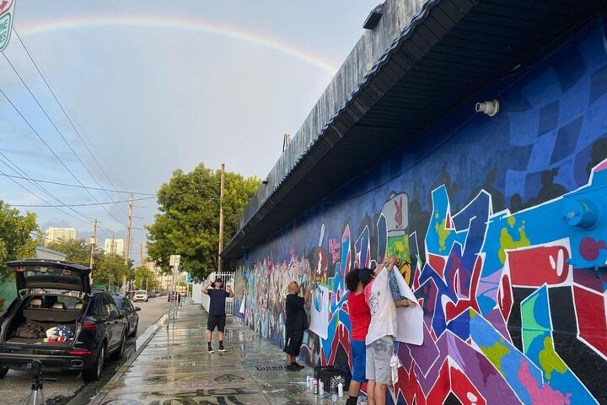 un grup de persones fent fotos d'un mural en una paret