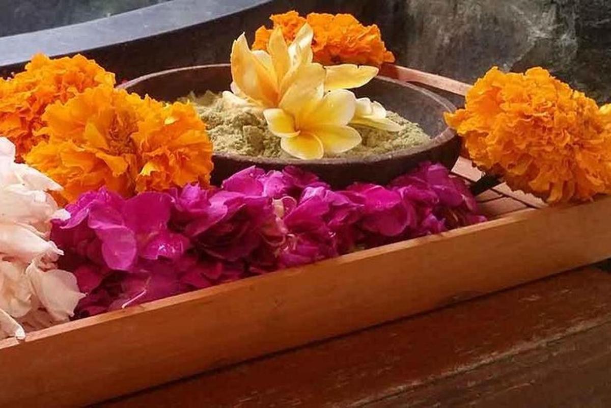 un vassoio pieno di fiori colorati su un tavolo
