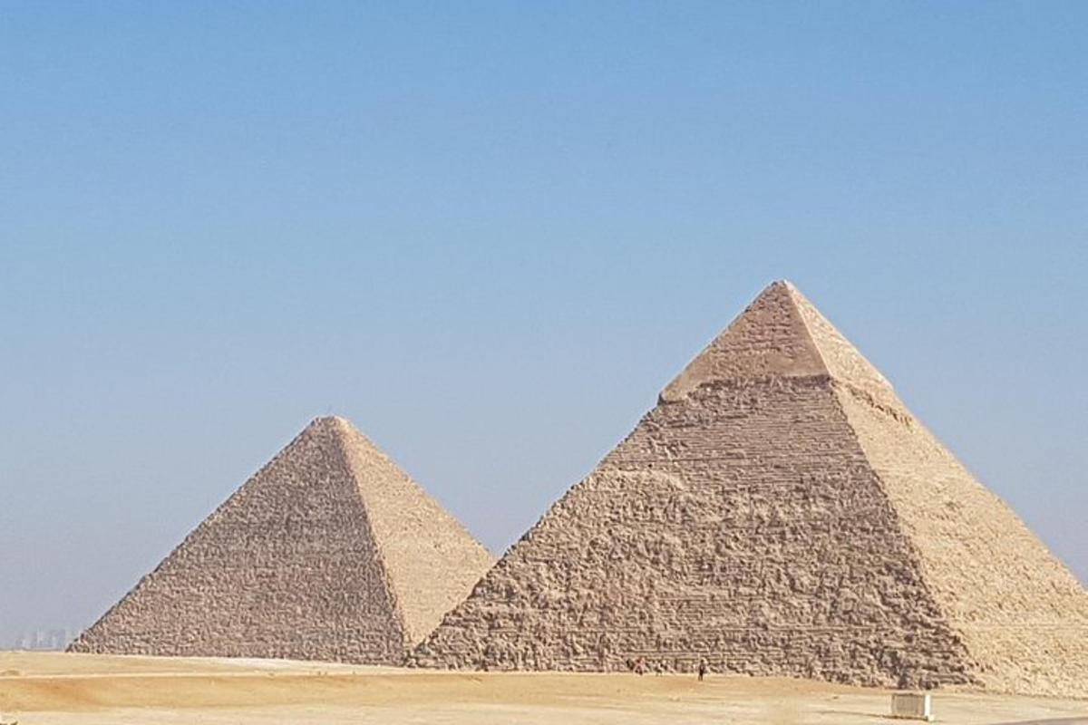 dalawang pyramid sa background ng isang asul na kalangitan