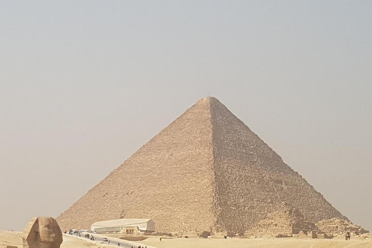 một góc nhìn về kim tự tháp giza ở sa mạc
