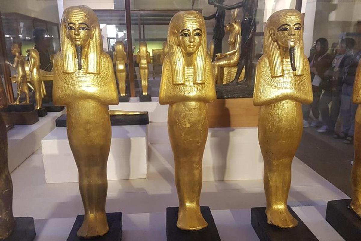 muuseumis väljapanekul olev kuldkujude rühm
