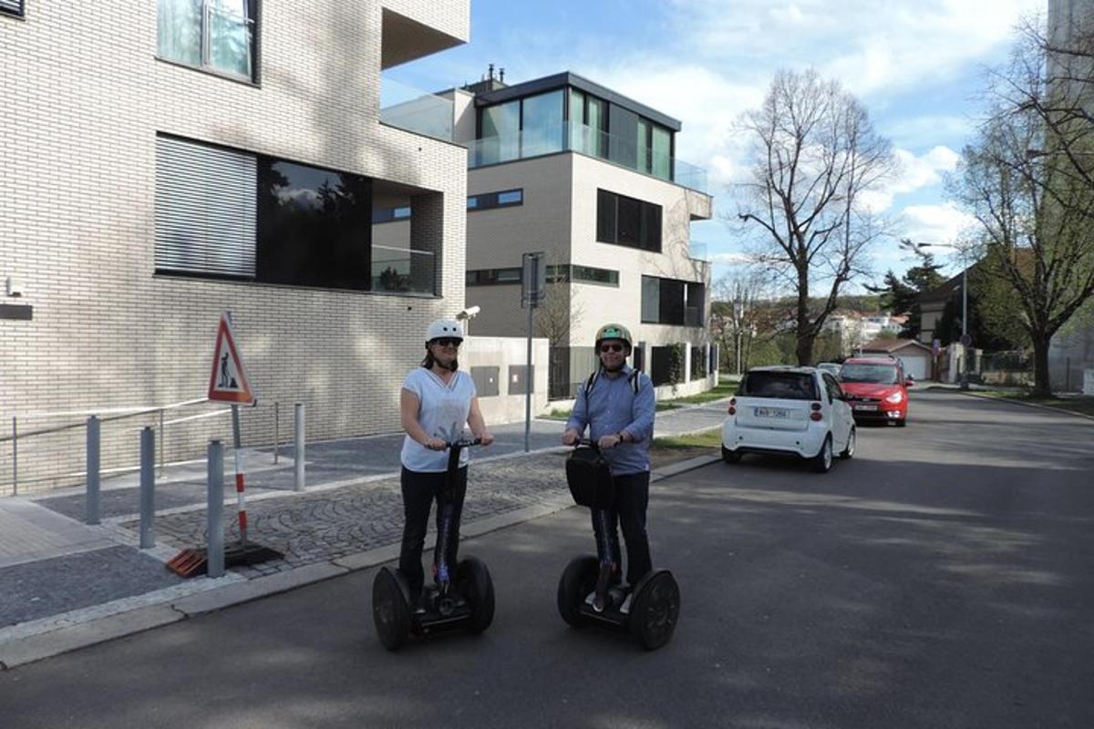 Két nő segwayez az utcán