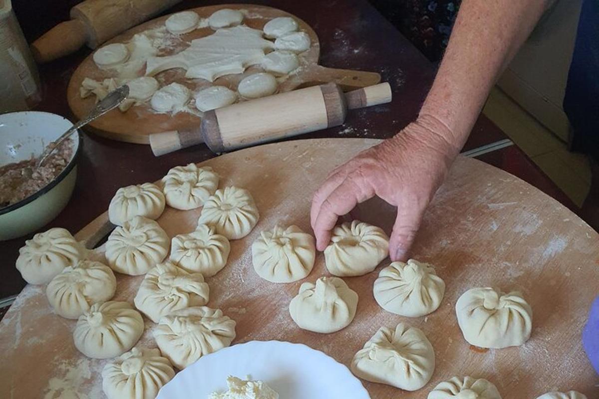 Una persona está preparando comida en una tabla de cortar.