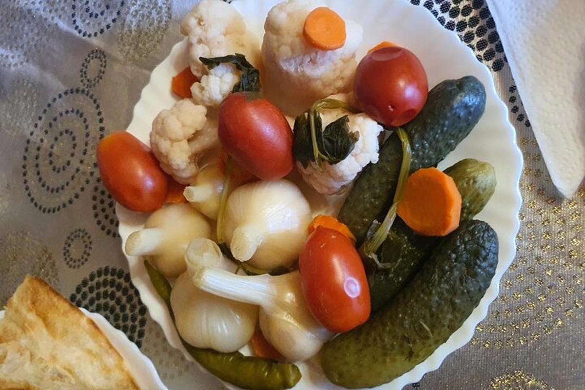 un plato de verduras en una mesa