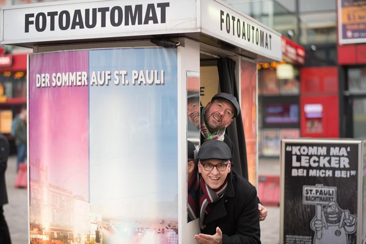 kaks meest seisavad linnas boksis
