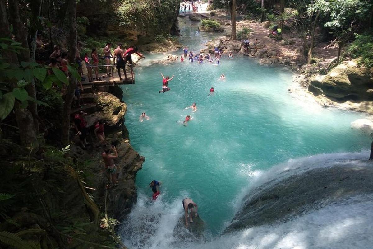 eine Gruppe von Menschen, die in einem Fluss schwimmen