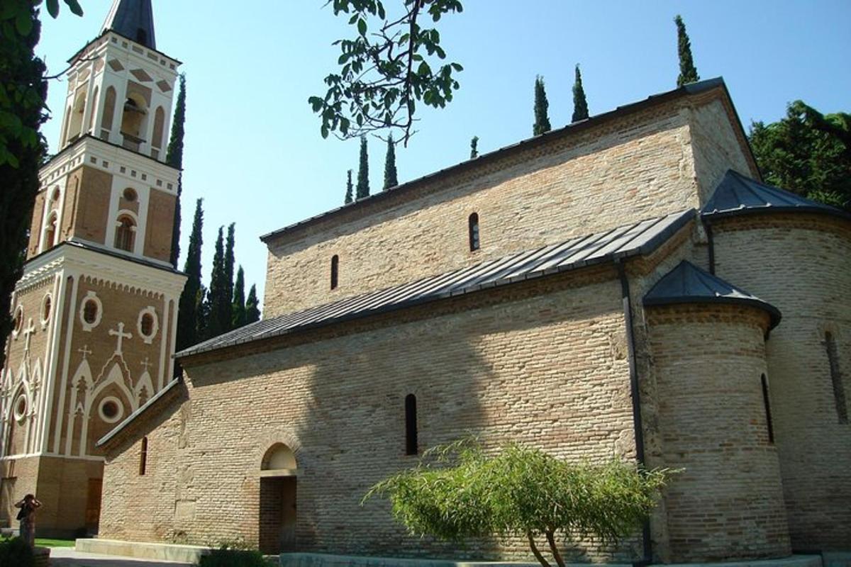 velká cihlová budova s věží a kostelem