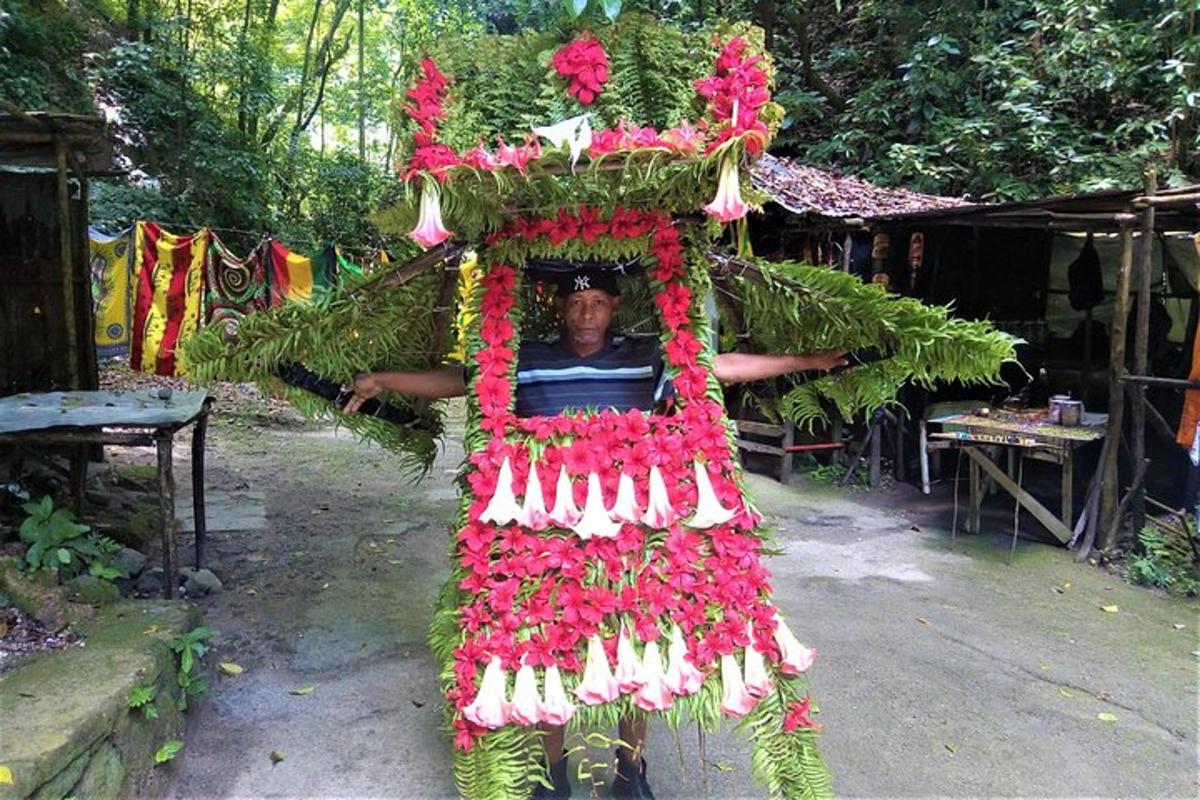 Un hombre lleva una guirnalda de flores.