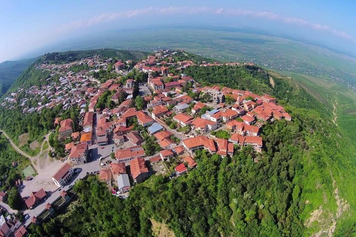 isang aerial view ng isang bayan sa isang bundok