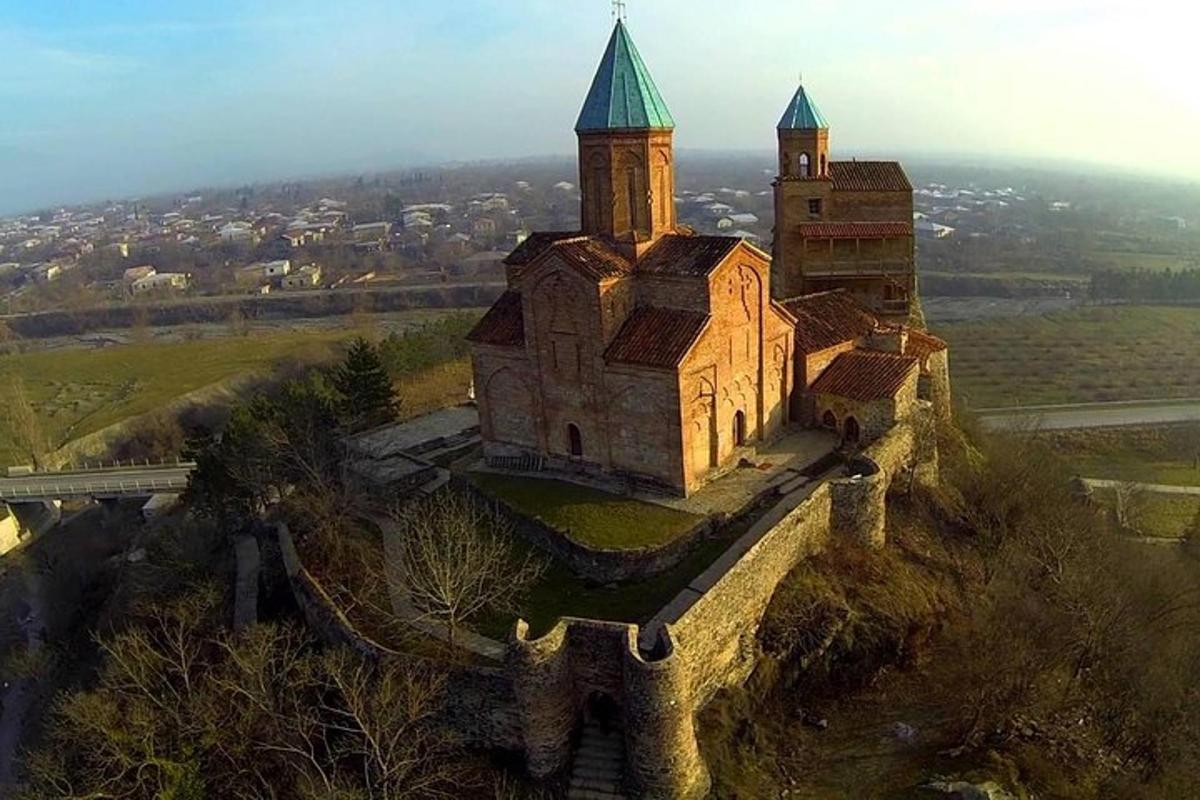 stara cerkev na vrhu hriba
